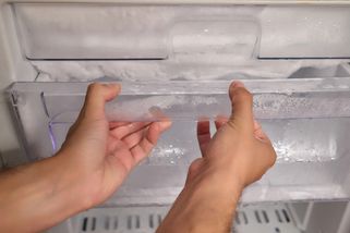 Vyplatí se odmrazovat mrazák každý měsíc? Zjistili jsme, kolik peněz vás může stát pár milimetrů ledu - EnergoZrouti.cz